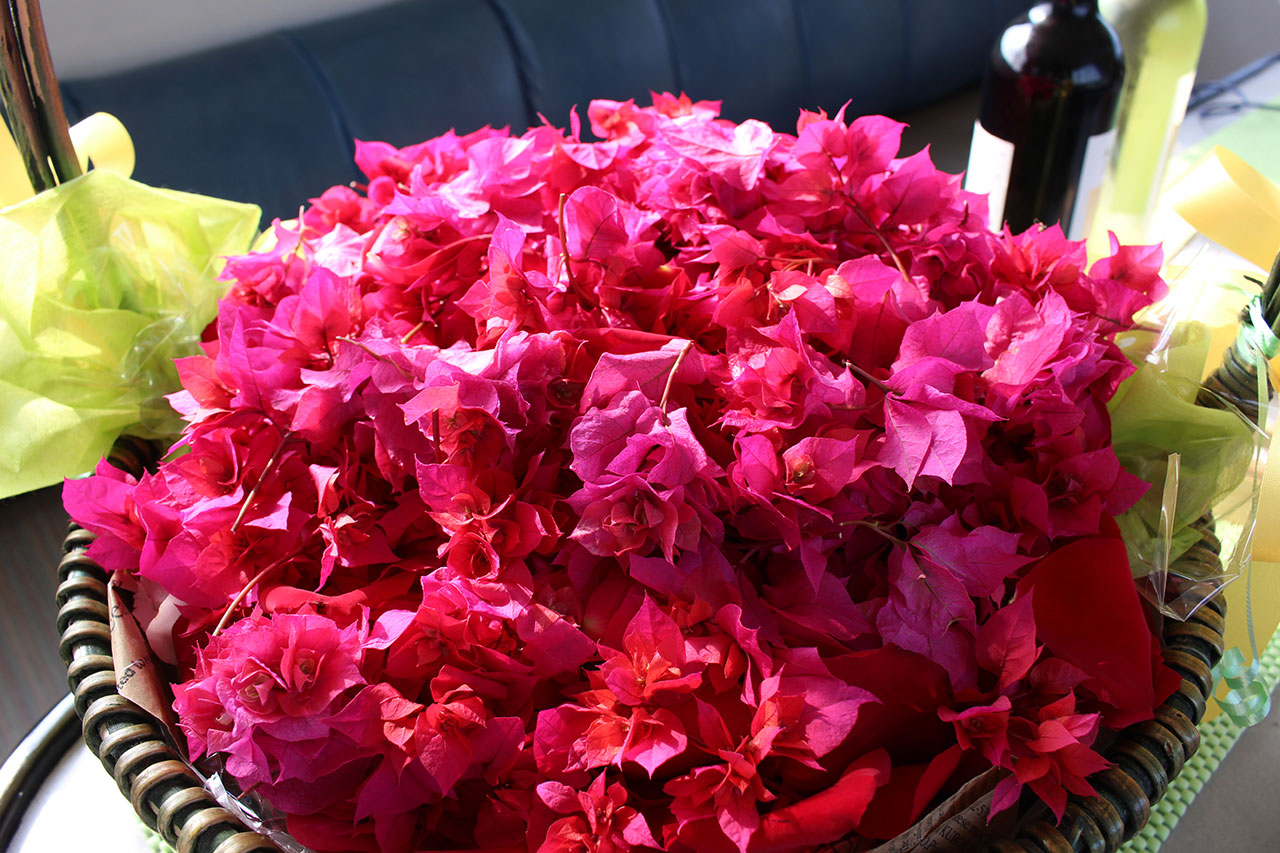 ご希望のお花と赤色。ブーゲンビリアとバラ