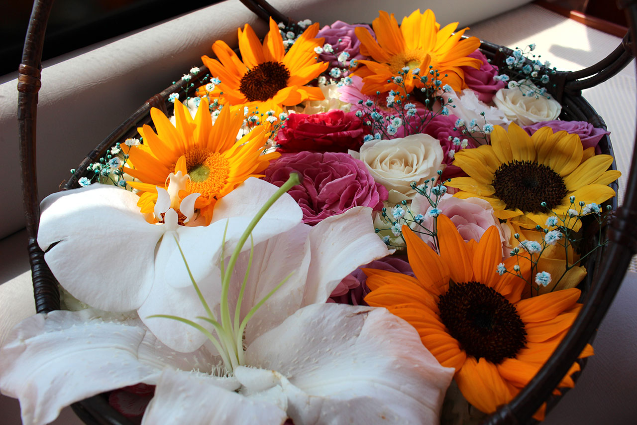 ご家族が希望するお花や色合いで作る籠花