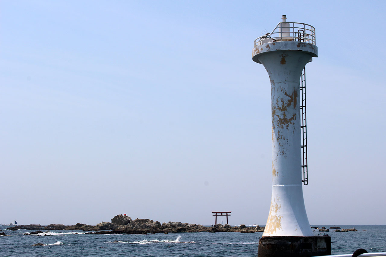 裕次郎灯台(葉山灯台)と森戸神社の鳥居