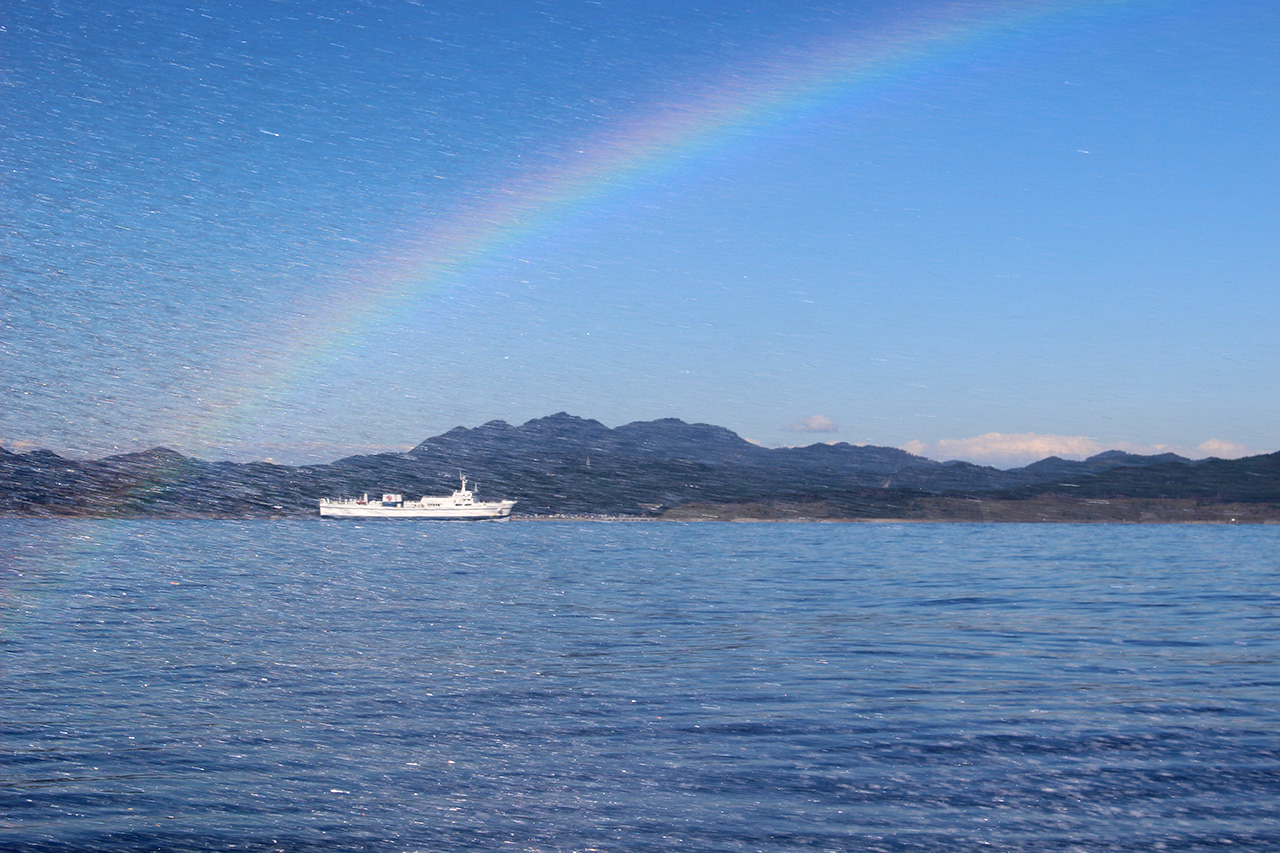 津軽海峡フェリーと波しぶきで写る虹