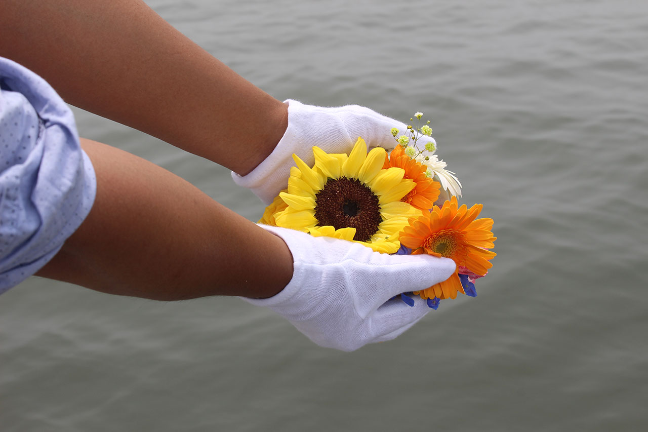 海に献花