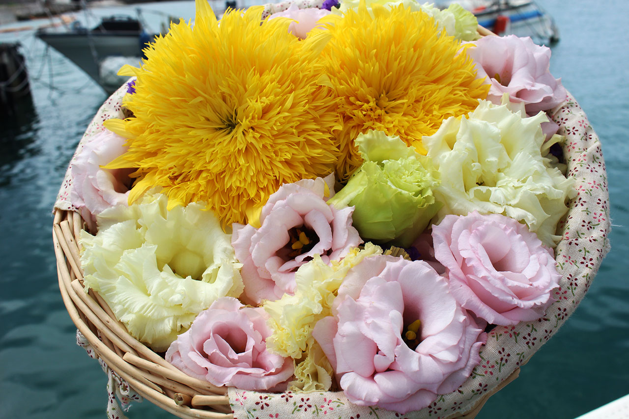 暑い時期の沖縄ではお花は出航1時間前に飾り付けをします
