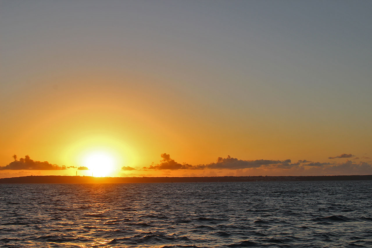 伊良部島に沈む夕陽
        