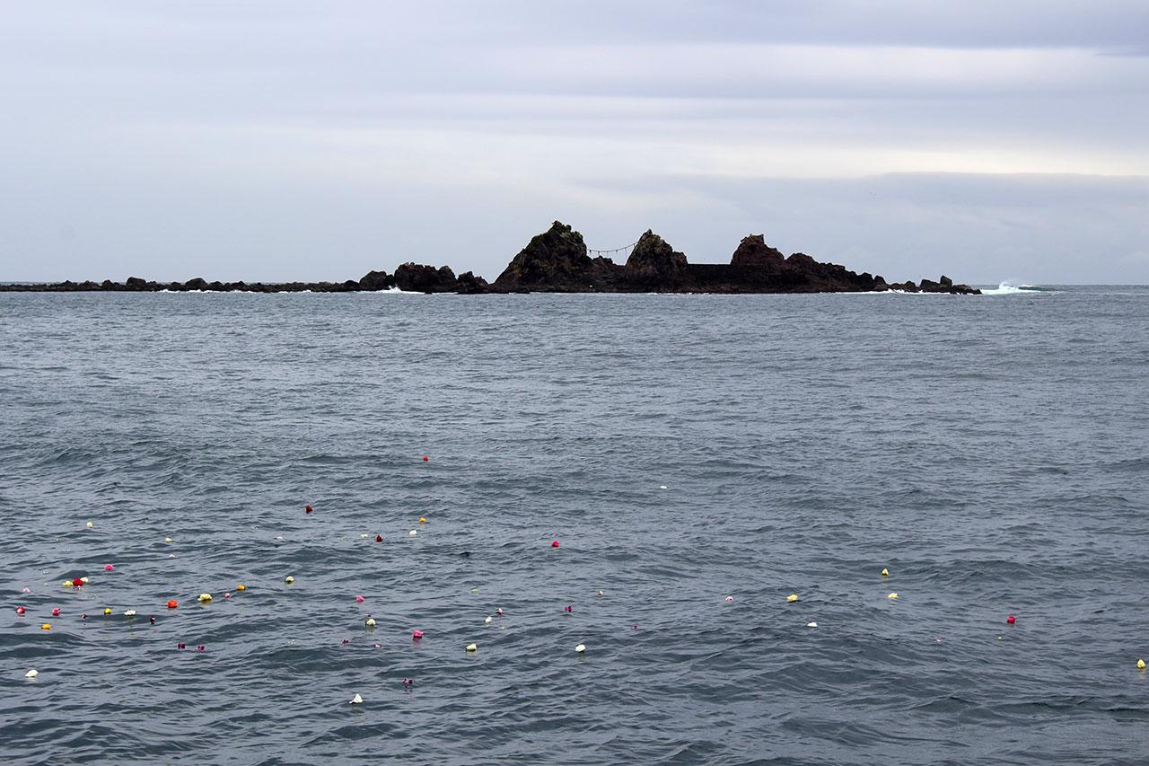 沖縄県 チービシ諸島（慶伊瀬島・けいせしま）沖の海洋散骨