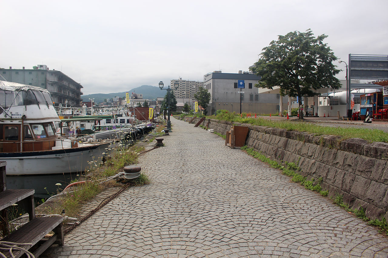 出航場所の小樽運河
